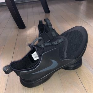 BLACK NIKE TRAINERS WORN ONCE BRAND NEW SIZE 6Y/W8